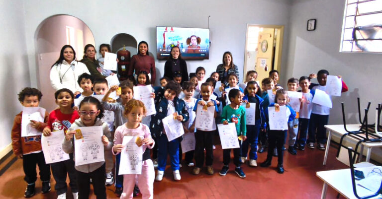 Escola Carrossel faz Campanha Maio Laranja