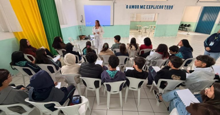 CAPSi faz palestra com alunos da E. João Paulo II sobre bullying e cyberbullying