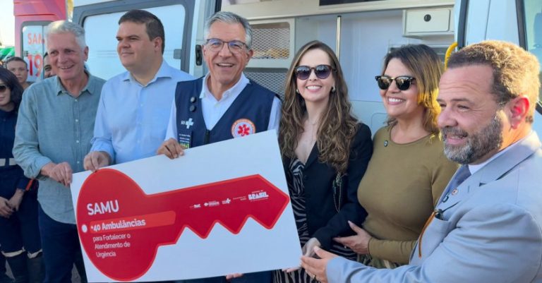 Cruzília recebe ambulância para SAMU