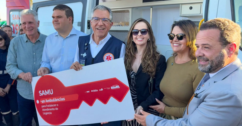 Cruzília recebe ambulância para SAMU